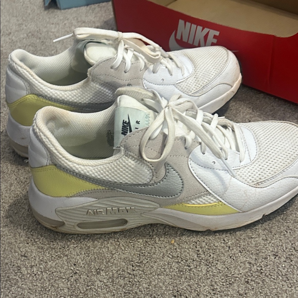Nike Women's White and Light Yellow Sneakers